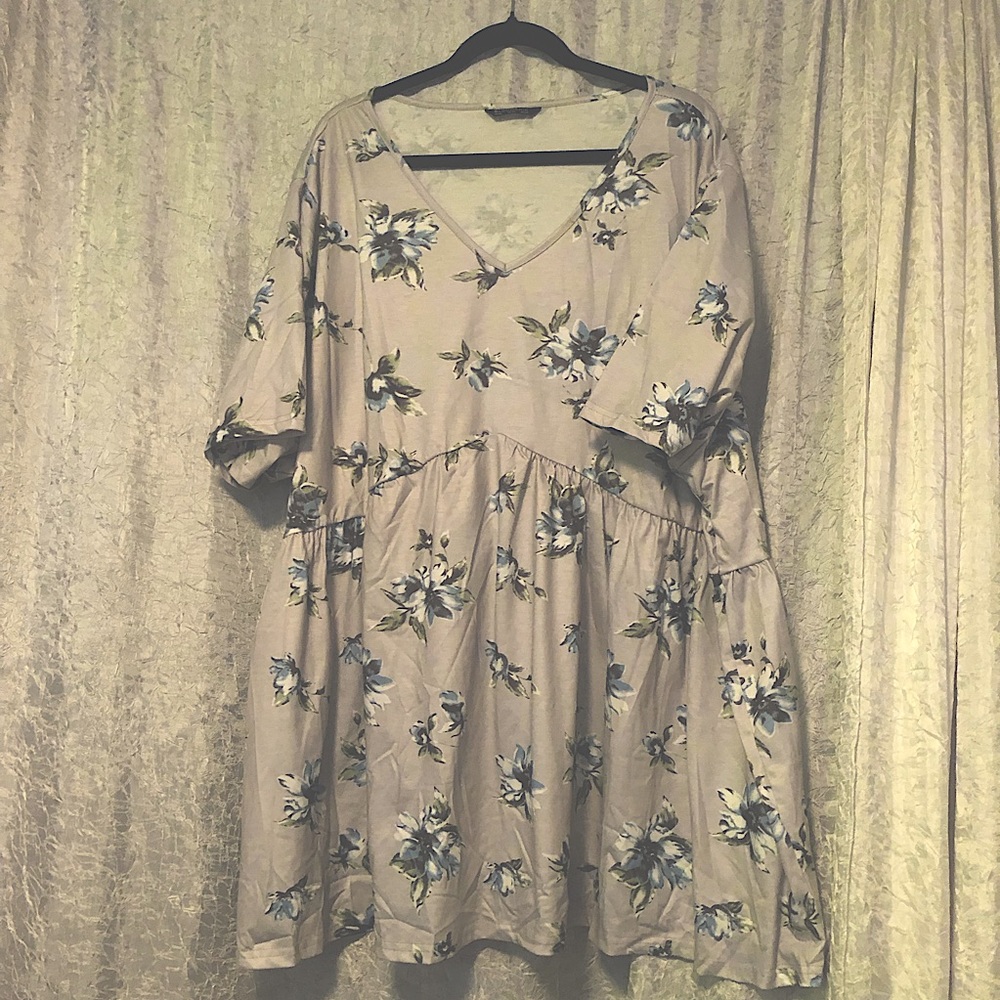 NWOT Bloomchic Gray Floral Print Flutter Sleeve V-Neck Blouse Plus Size 30 / 6X